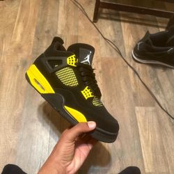 Jordan Retro 4 “Thunders” Yellow 