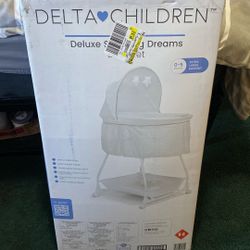 Deluxe soothing dream bassinet 