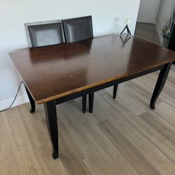 Expandable Kitchen Or Dining Room Table With 6 Chairs. 