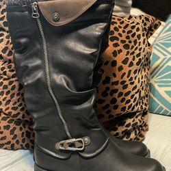 WOMENS BOOTS SIZE 7 NEVER WORN