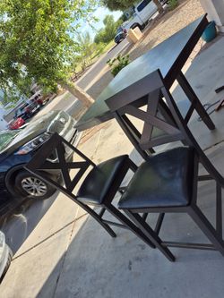 5 pieces table and 4 bar Stools all in good condition