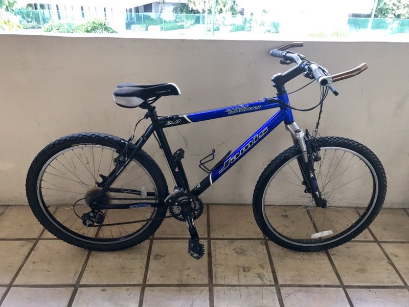 26" JAMIS CROSS COUNTRY 2.0 24-SPEED MOUNTAIN BIKE. EXCELLENT CONDITION!