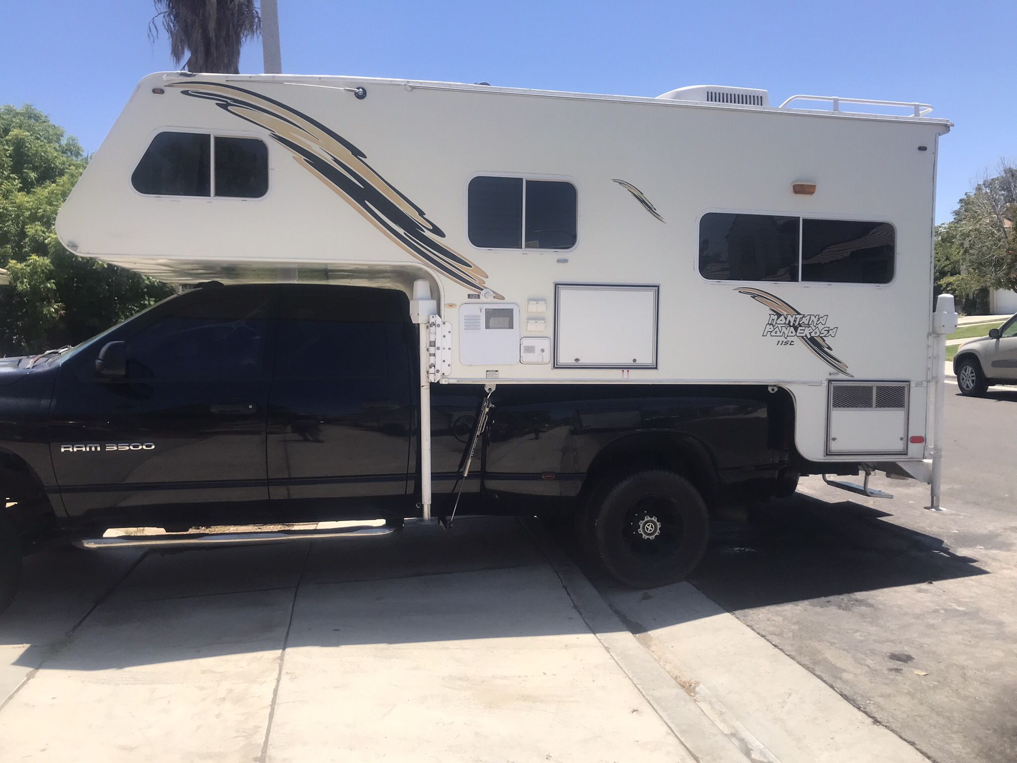 MONTANA CAB OVER  11.5 FEET LONG FULL SELF CONTAINED CLEAN INSIDE OUT