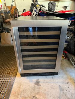 🍷 Hisense 54-Bottle Wine Cooler Model: HWS54029SS