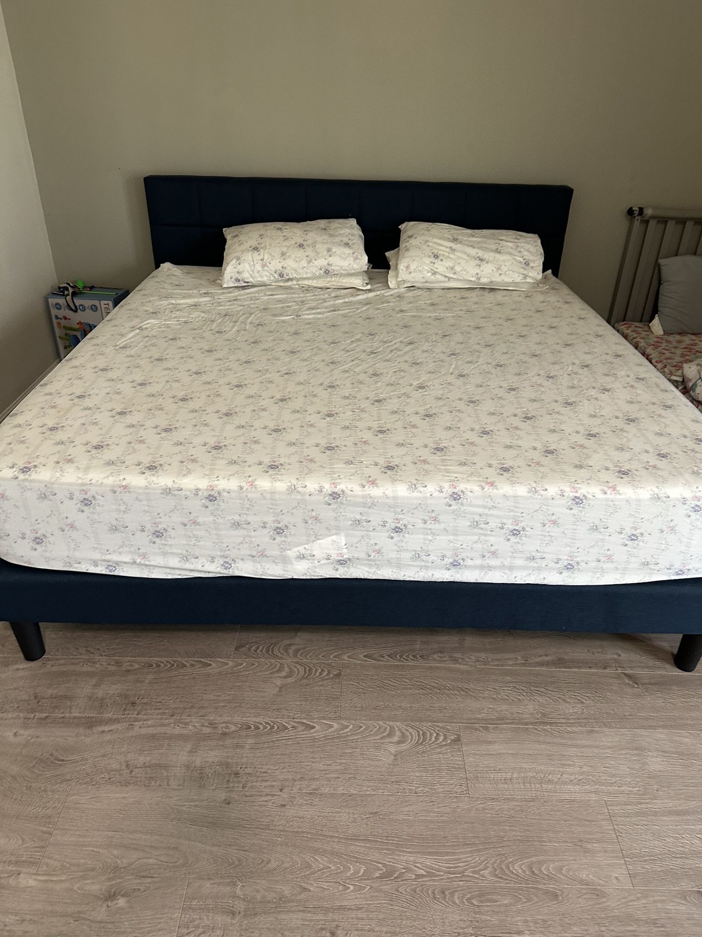 King bed frame zinus. 2 years old like new. 