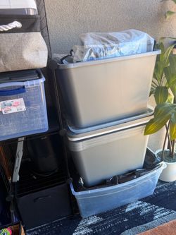 Large plastic tubs w/lids and moving bags