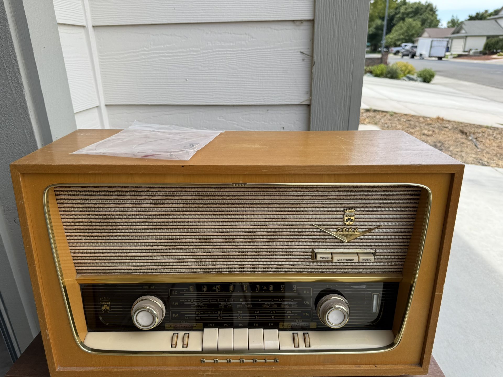 This is a vintage used Grundig Model 2066PX tube radio.