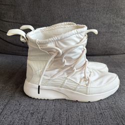Nike Women's Tanjun Boots Size 8
