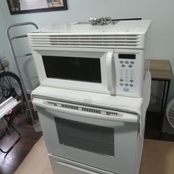 Roper range top microwave action, excellent condition. Made by Whirlpool The Oven shout Crane, excellent condition.