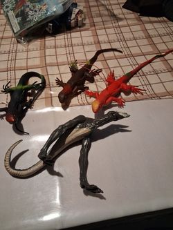Rubber lizard and dinosaur