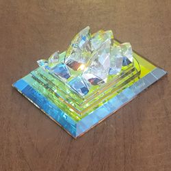 Vintage Iridescent Crystal Sydney Opera House Souvenir Figurine Prismatic Glass. Pre-owned, very good shape, no chips or cracks. Display item.
Base i