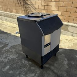 Ice-O-Matic (Commercial Grade Ice Machine) WORKING*