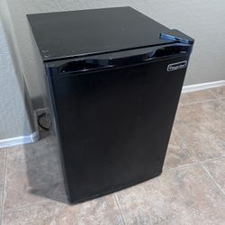 Magic Chef Mini Refrigerator 2.6 Ft.³