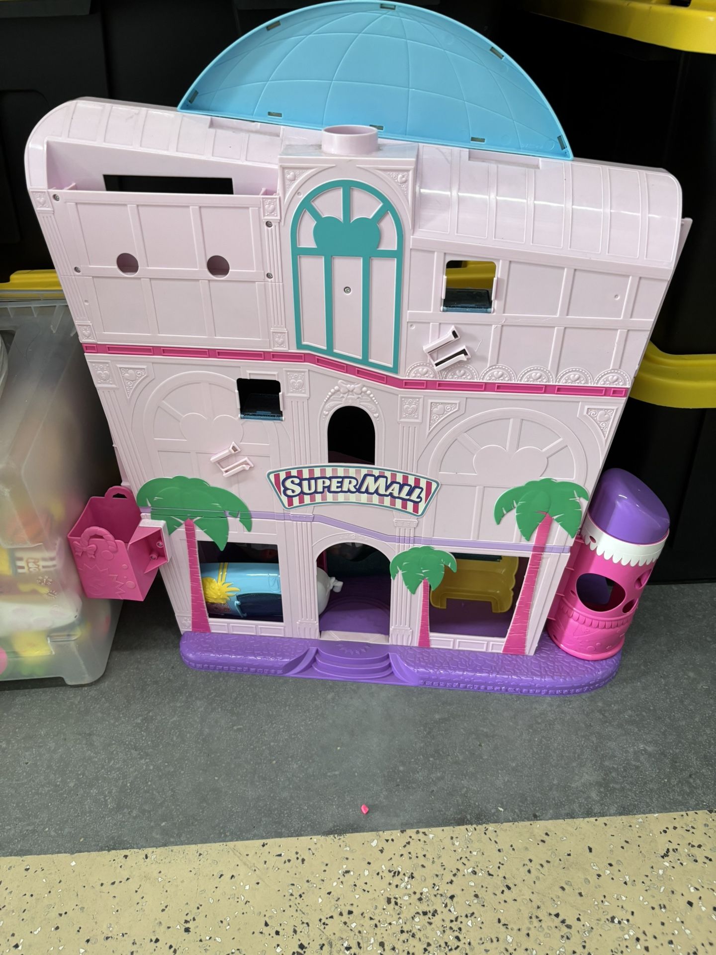 Shopkins super mall six dolls and Furniture
