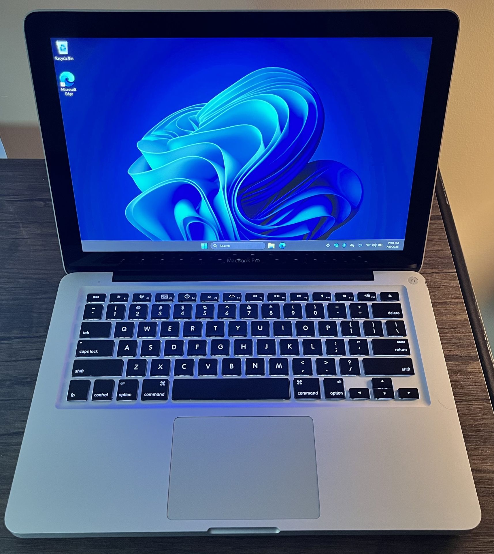 Apple MacBook Pro. 13.3”. 2.3 GHz Core i5. 256 GB SSD. 8 GB Ram. Windows 11 Pro.