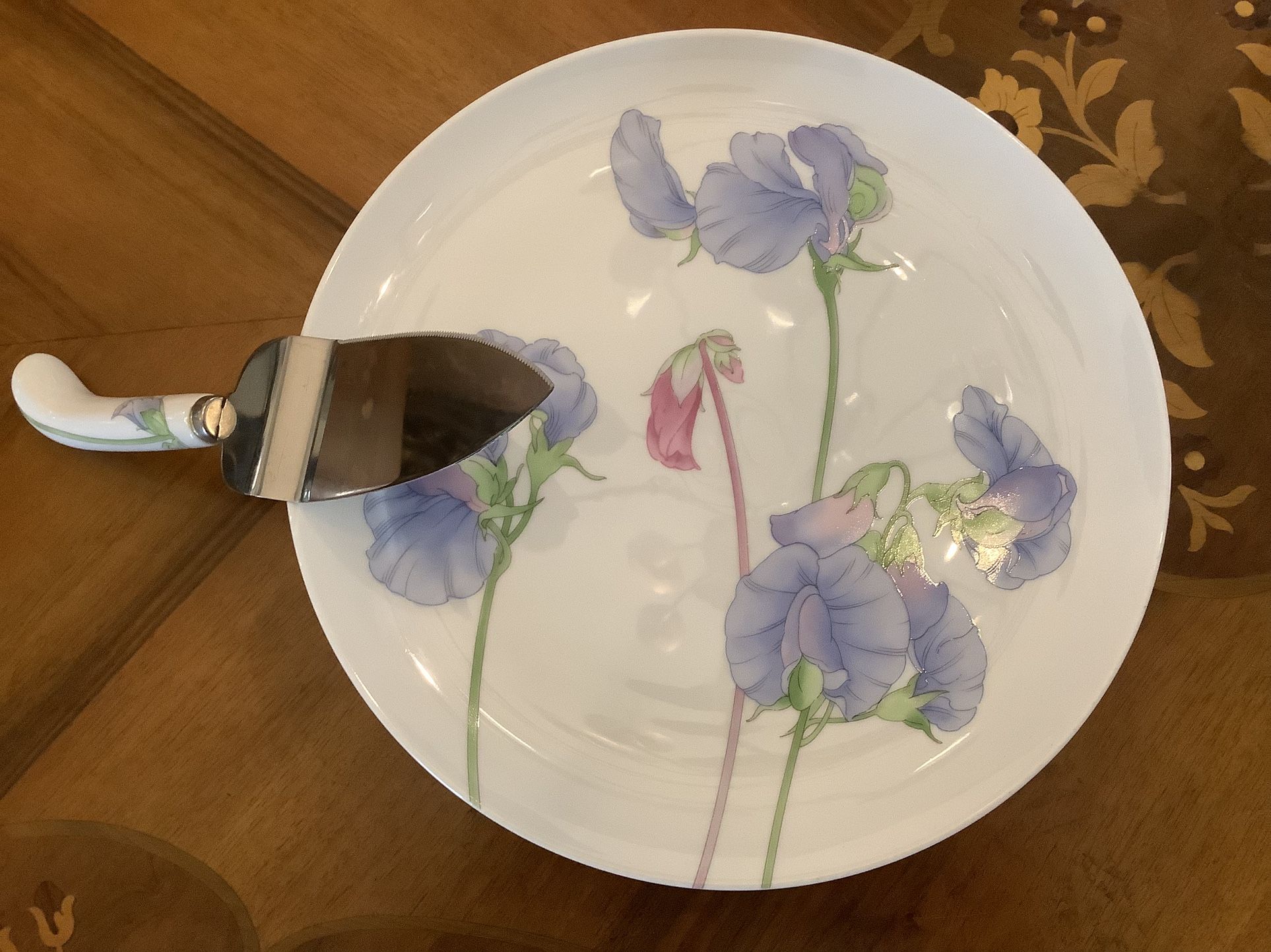 1980βs VIOLA CAKE/ DESERT STAND WITH MATCHING SERVING KNIFE THE TOSCANY COLLECTION (JAPAN)