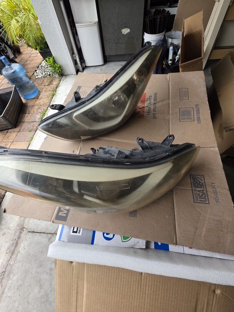 Hiunday Elantra 2016 Headlights