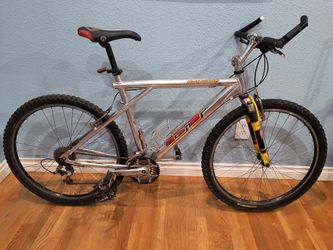 GT Avalanche Mountain Bike – 18.5" Aluminum Frame – RockShox Indy SL Fork – 21 Speed Riders 5'8"-6'.