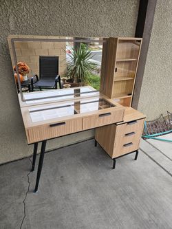 Vanity Makeup Table 