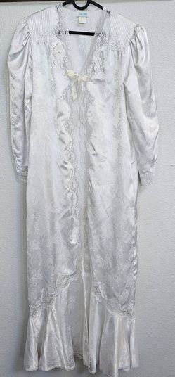 Sara Beth White Satin Ribbon Bow Lace Cottage Core Long Nightgown Robe Medium 

Women's Sara Beth vintage Victorian style long sleeve floor length whi