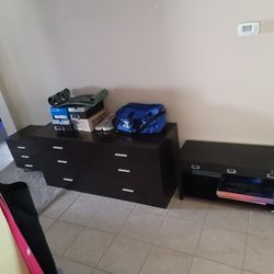 Dresser Nice Stand And Shelf