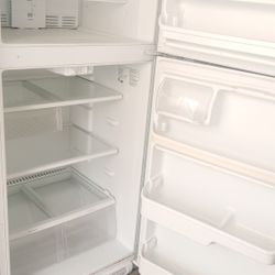 FRIGIDAIRE TOP FREEZER REFRIGERATOR EVERYTHING PERFECT CONDITION WITH WARRANTY AND DELIVERY 🚚 MESSAGE ME FOR MORE DETAILS 