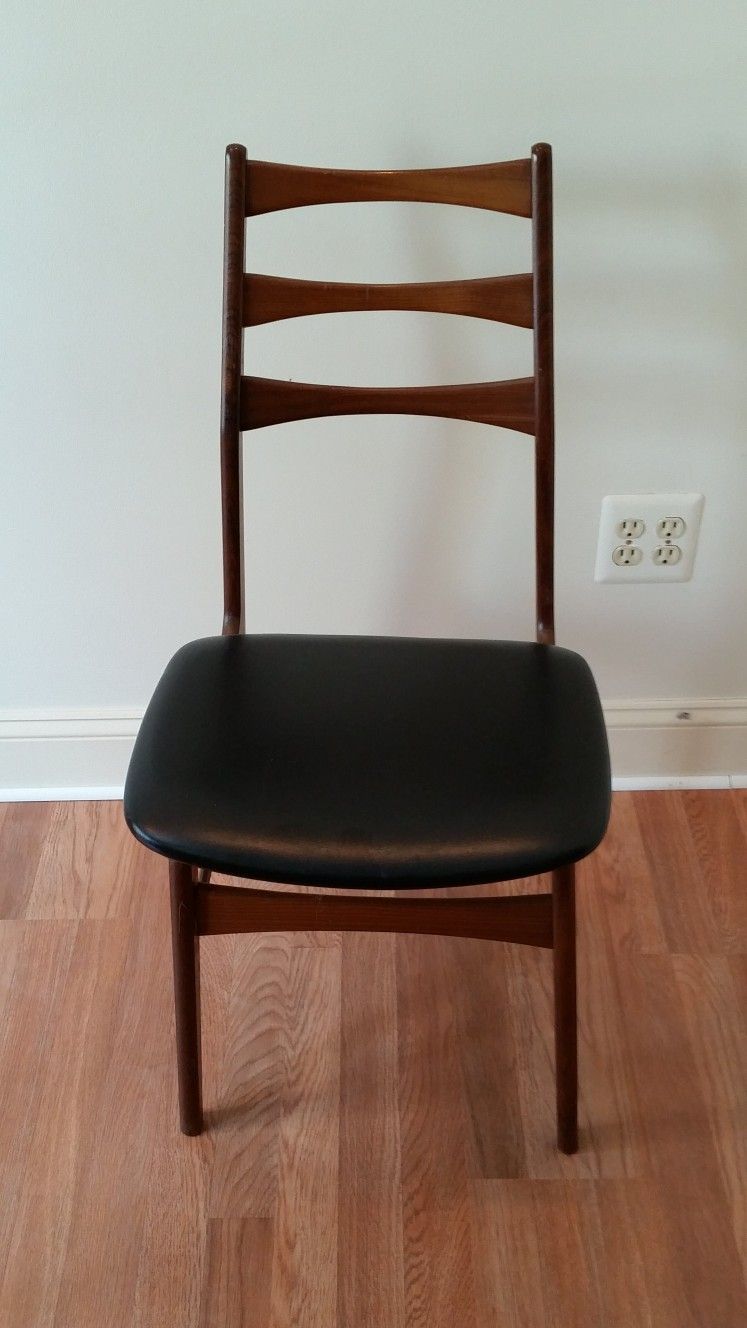 Mid century Scandinavian Chairs With Table