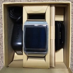 NEW SAMSUNG GALAXY GEAR V700 WITH NEW SCREEN PROTECTOR 