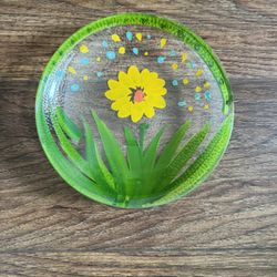 Set Of 8 Plates With Beautiful Yellow Daisy With Green Leafs Hand painted In Italy