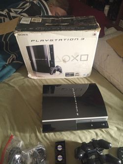 Playstation 3   80gb w 2 controllers and
