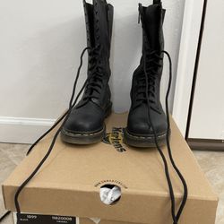 Dr. Martens - Women’s 1B99 14-eye Boots