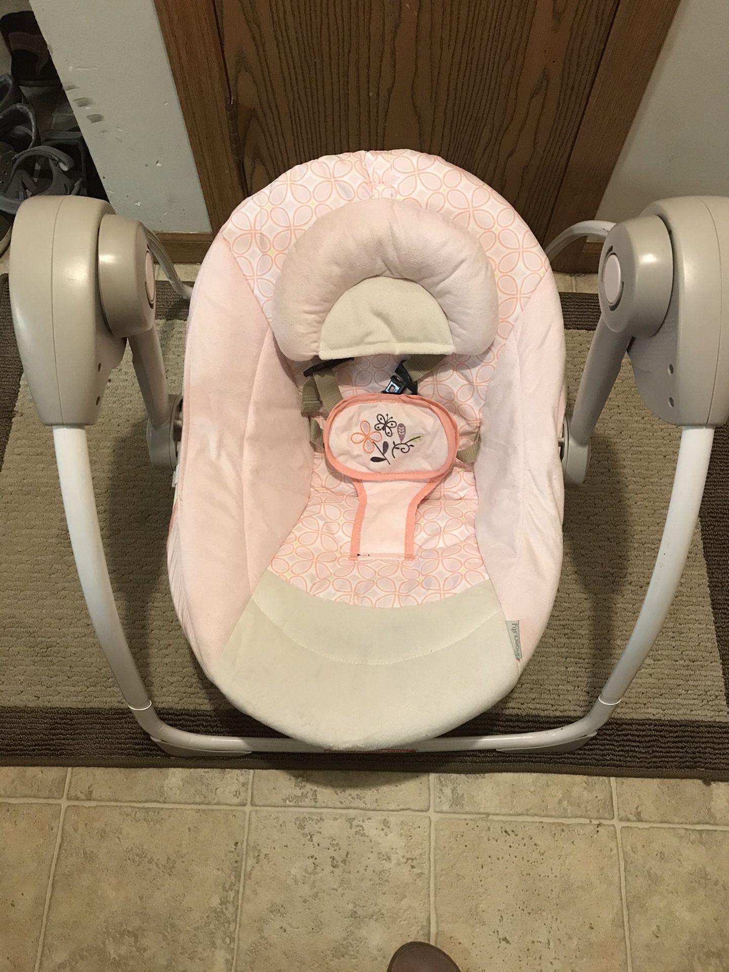 Ingenuity Comfort 2 Go Portable Swing, like New vibrate and sound great to put baby to sleep