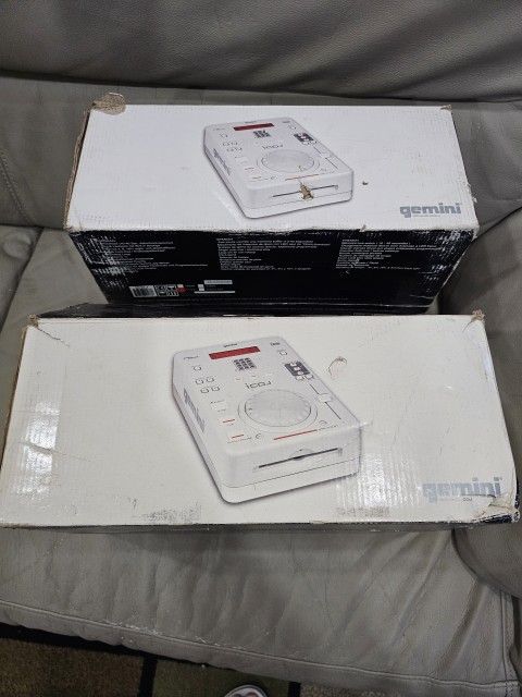 2 Gemini LCDJ CD player/DJ turntable
