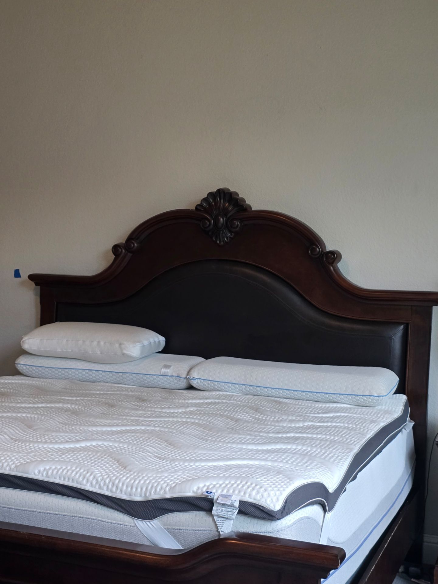 Elegant Dark Wood King Bedroom Set - Dresser, Mirror, Nightstands & Bench