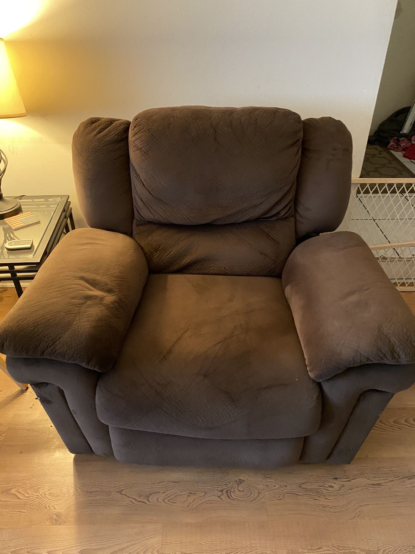 2 RECLINER CHAIRS FREE MUST TAKE BOTH