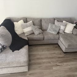 SOFA SECTIONAL {read Details}