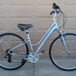 700x35.DEL SOL WOMENS HYBRID BIKE. (S). 14" - comfort series-. Aluminum. Like New with Freshly túne up. 👌🏼