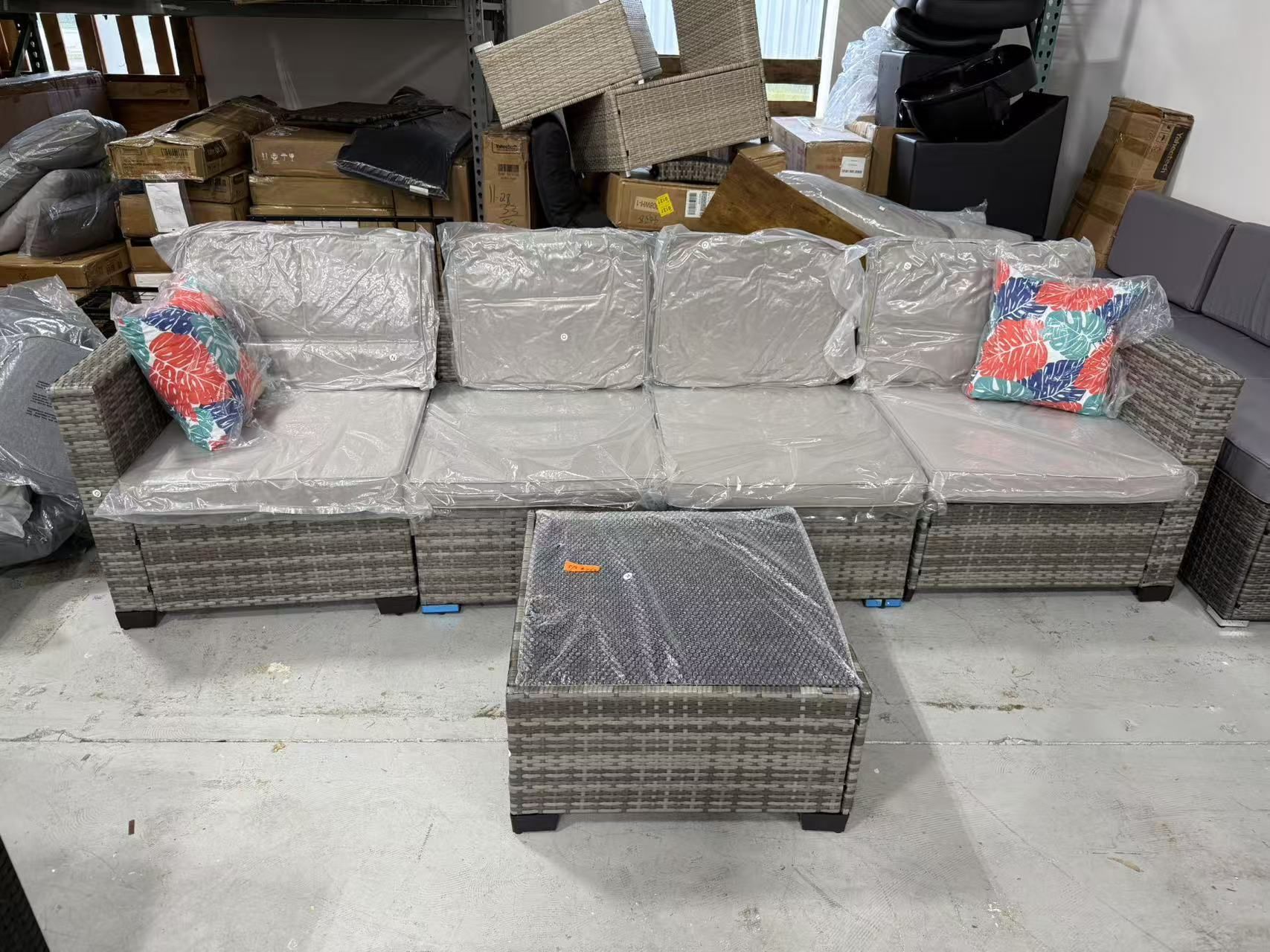 Brand new 5 pieces outdoor patio set with table and cushions