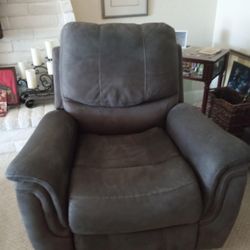 MANUAL ROCKER RECLINER 