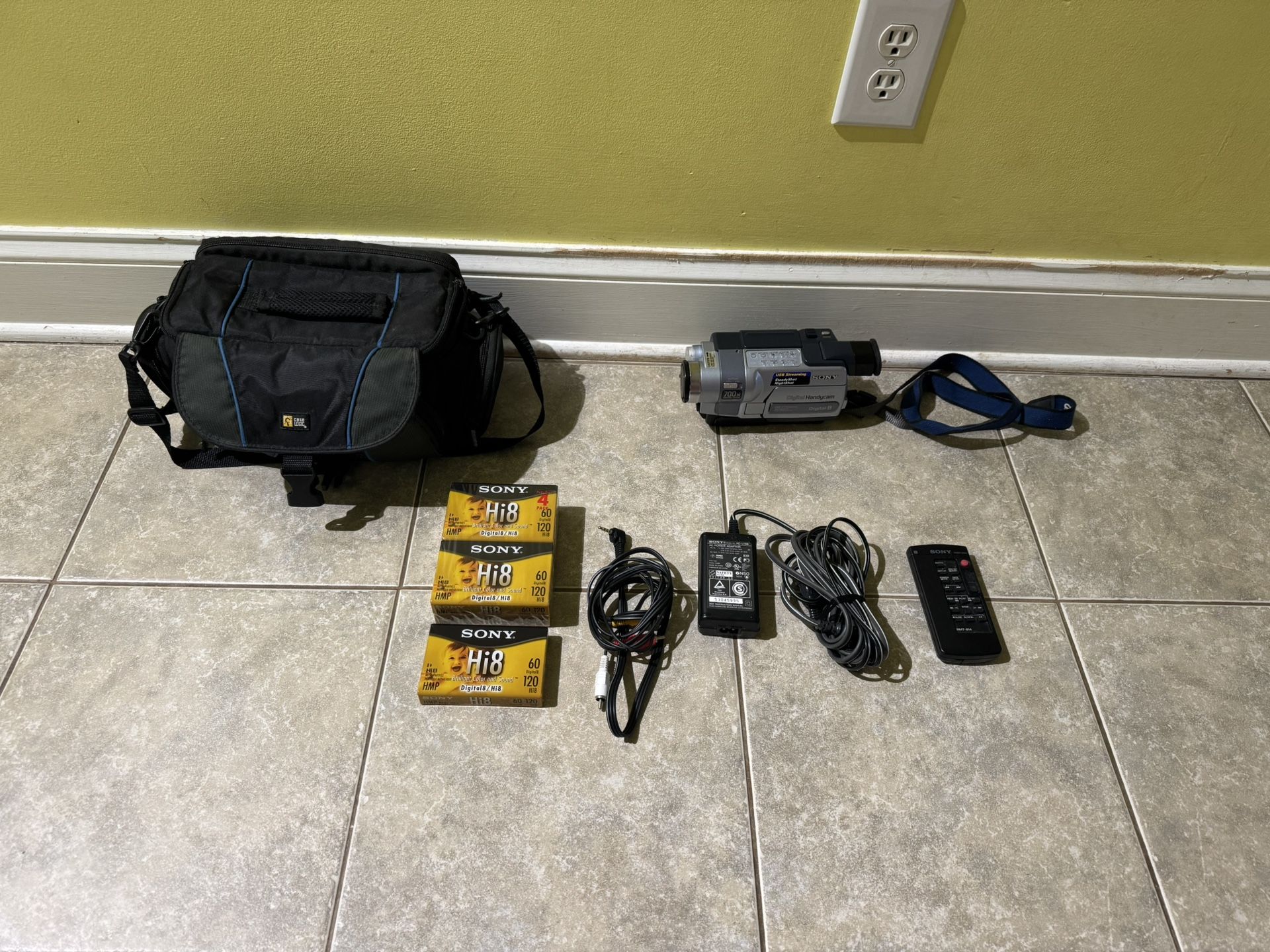 SONY® MODEL HO DCR-TRV250 DIGITAL VIDEO CAMERA RECORDER PLUS 5 NEW TAPES IN GOOD CONDITION