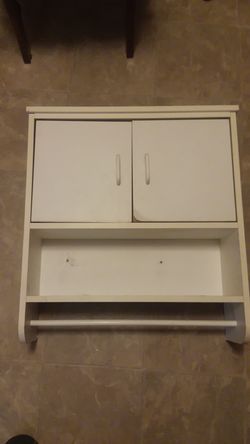 Hanging bathroom cabinet in good condition only 30$