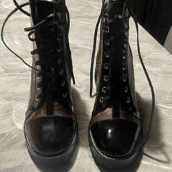 Lace-Up Platform Ankle Boots with Block Heel – EU 42 (Fits US 9.5–10)