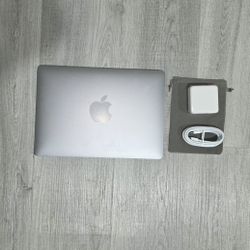 Apple MacBook Air M1 13" - 8GB RAM - New Charger Included