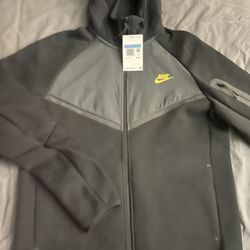 nike tech brand new 80$