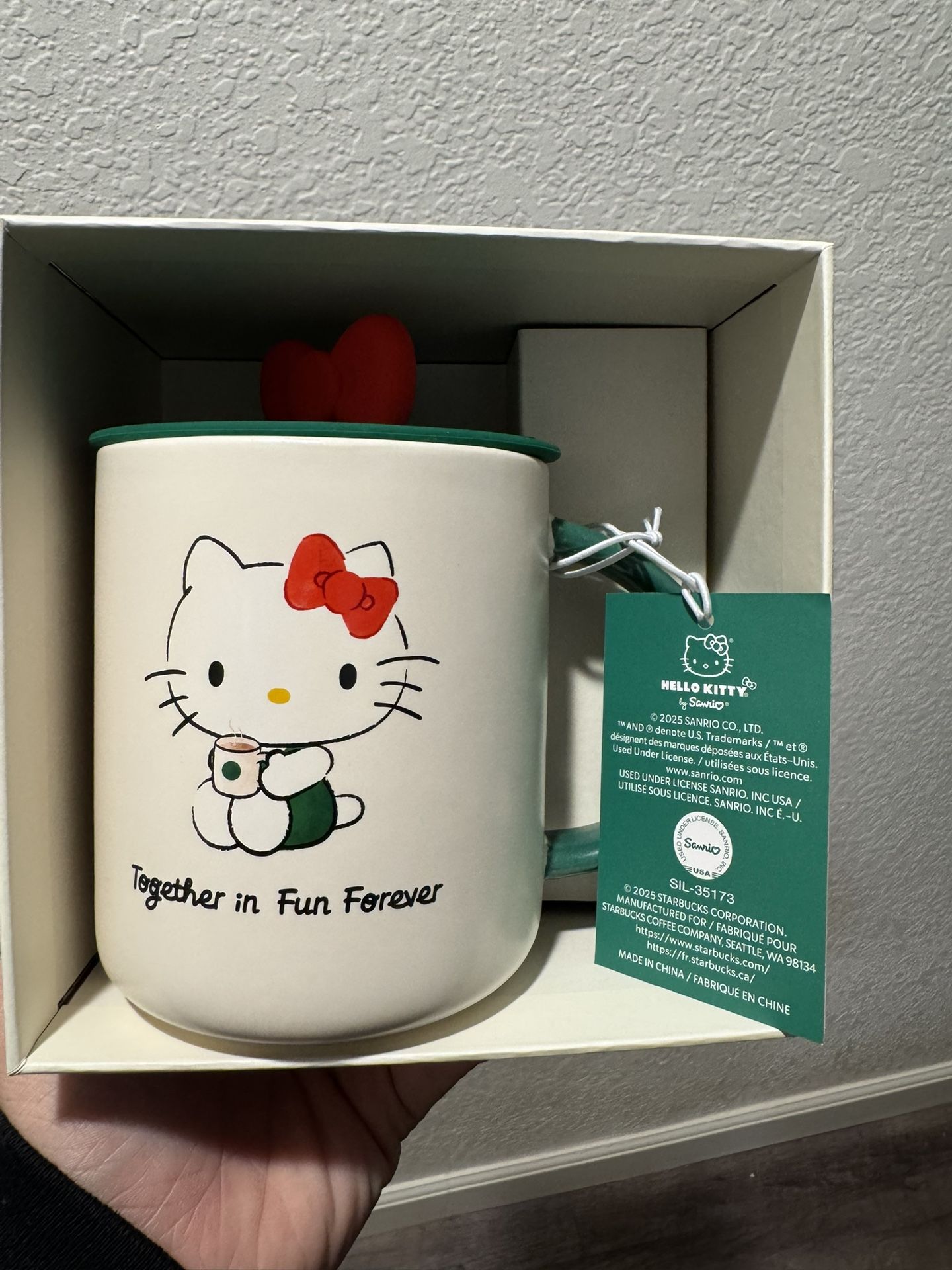 Starbucks 2025 Hello Kitty Ribbon Lid Ceramic Mug display picture 1