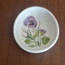 Vintage Salt Marsh Pottery Purple Pansy Flower Ceramic Bowl Wall Plaque
1990. Pre-owned, perfect shape, display item. It is 5.5x6". Height 1.5".
Wei