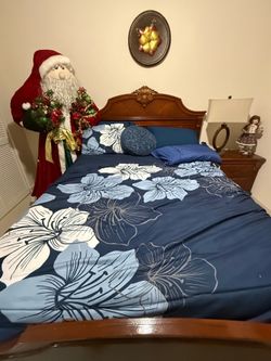 Solid Wood Queen Bedroom Set – Complete 6-Piece Set Plus Matress & Boxspring – Excellent Condition