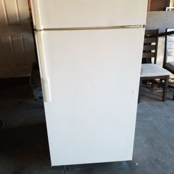 Refrigerator G E Good Conditions 