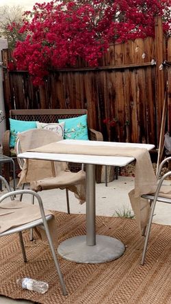 Outdoor patio Table With 3 Chairs Área Rug Not Including