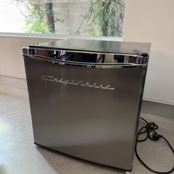 Frigidaire EFRF114-6COM compact freezer